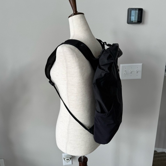 NWOT! Catalyst WATERPROOF 20L BACKPACK - Black - Picture 5 of 12